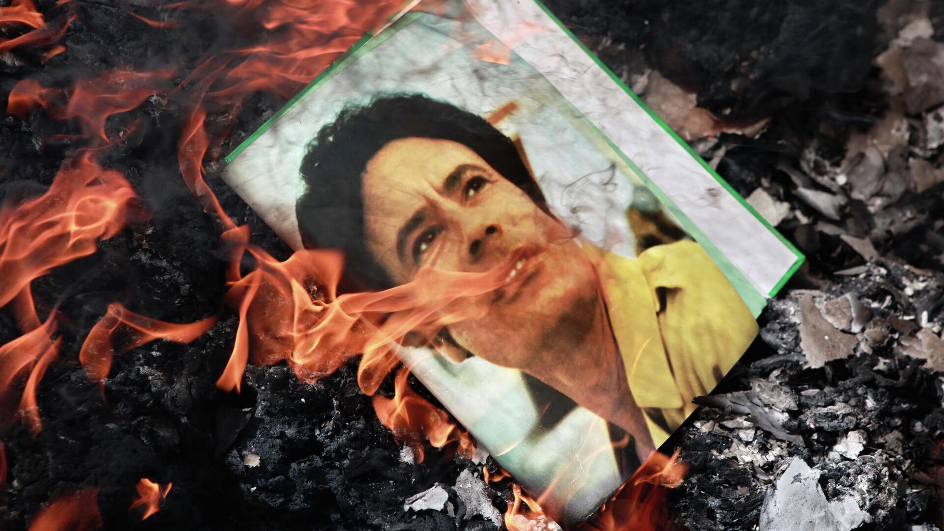 Portrait de Mouammar Kadhafi en feu, 2011 - Sputnik Afrique, 1920, 21.10.2021