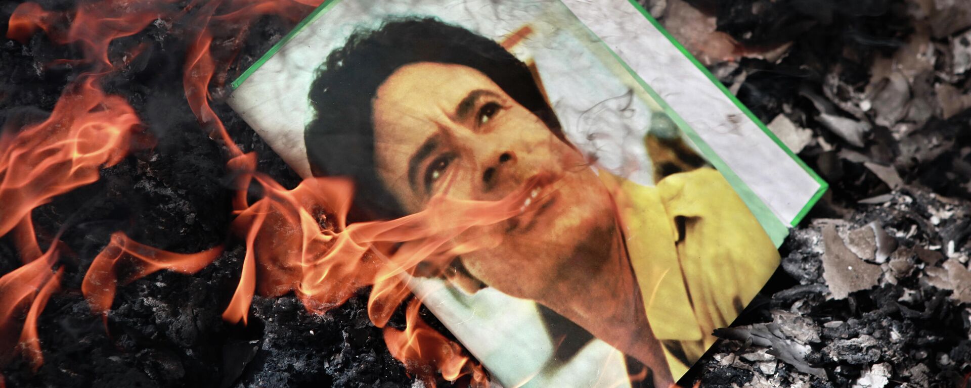 Portrait de Mouammar Kadhafi en feu, 2011 - Sputnik Afrique, 1920, 21.10.2021