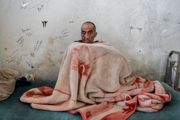 Les talibans* font des raids dans des camps d’héroïnomanes, les capturent et les emmènent à l’hôpital Avicenne de Kaboul, où les conditions d’internement s’apparentent davantage à celles d’une prison de haute sécurité.Sur la photo: un toxicomane dans l’unité de désintoxication de l’hôpital Avicenne à Kaboul. - Sputnik Afrique