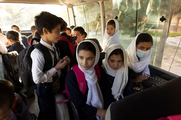 L’orphelinat accueille des enfants qui n’ont ni parents ni famille proche.Sur la photo: des enfants de l’orphelinat de Kaboul sur le chemin de l’école. - Sputnik Afrique
