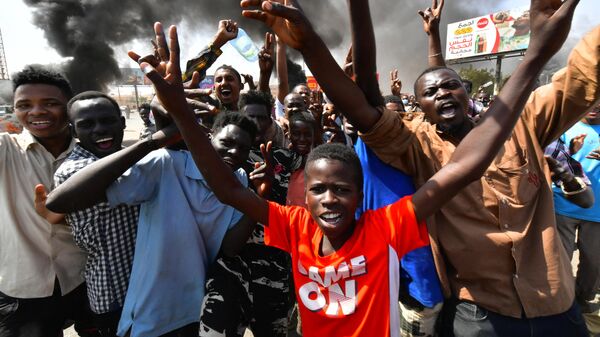Des manifestants soudanais - Sputnik Afrique
