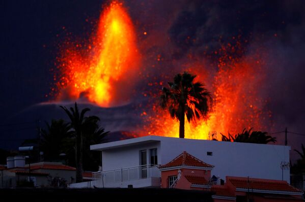L’île espagnole de La Palma fait face depuis plus d’un mois aux dégâts catastrophiques de l’éruption du volcan Cumbre Vieja. Depuis quelques jours, son activité destructrice s’est intensifiée. L’effondrement partiel du cône a provoqué d’énormes fontaines de lave, de gaz et de cendres suivies de violentes explosions. - Sputnik Afrique