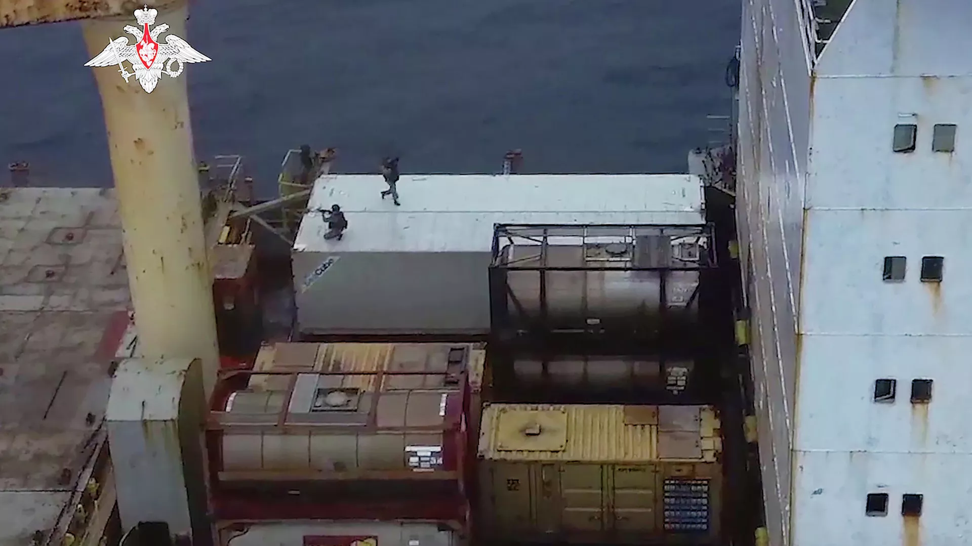 Un groupe antiterroriste de la Marine russe débarque sur le porte-conteneurs panaméen Lucia lors d'une mission antipirate dans le golfe de Guinée, octobre 2021 Un groupe antiterroriste de la Marine russe débarque sur le porte-conteneurs panaméen Lucia lors d'une mission antipirate dans le golfe de Guinée, octobre 2021 - Sputnik Afrique, 1920, 27.10.2021