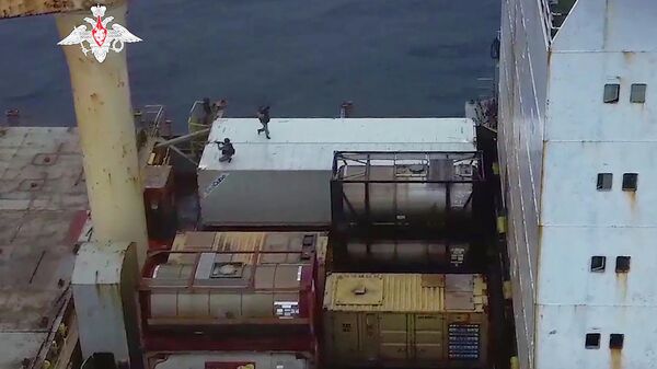 Un groupe antiterroriste de la Marine russe débarque sur le porte-conteneurs panaméen Lucia lors d'une mission antipirate dans le golfe de Guinée, octobre 2021  - Sputnik Afrique