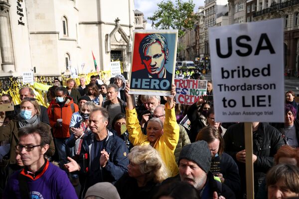 Les gens sont venus au rassemblement avec des bannières et des pancartes sur lesquelles étaient écrits des slogans en faveur du journaliste. Certains ont qualifié Assange de héros, d’autres ont exigé qu’il ne soit pas extradé. - Sputnik Afrique
