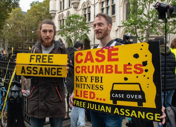 Des participants à la manifestation en soutien au fondateur de WikiLeaks, Julian Assange, devant le palais de justice de Londres. - Sputnik Afrique