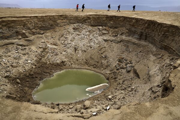 Par ailleurs, Israël et la Jordanie ont creusé d&#x27;énormes bassins d&#x27;évaporation pour extraire des phosphates servant d&#x27;engrais. - Sputnik Afrique