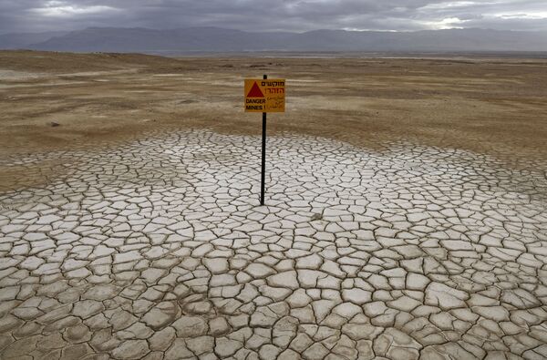 Un panneau signalant la présence de mines sur une saline dans la partie sud de la mer Morte. - Sputnik Afrique