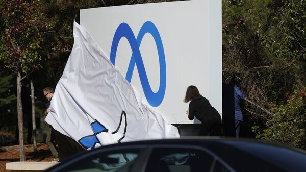 Сотрудники Facebook меняют логотип компании на Meta перед штаб-квартирой Facebook в Менло-Парке, Калифорния - Sputnik Afrique