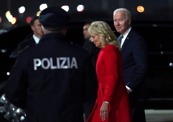 L’avion du Président américain a atterri à l’aéroport de Rome vendredi matin. Joe Biden et son épouse se sont entretenus avec les personnalités officielles qui les accueillaient, avant de quitter l’aéroport en voiture. - Sputnik Afrique