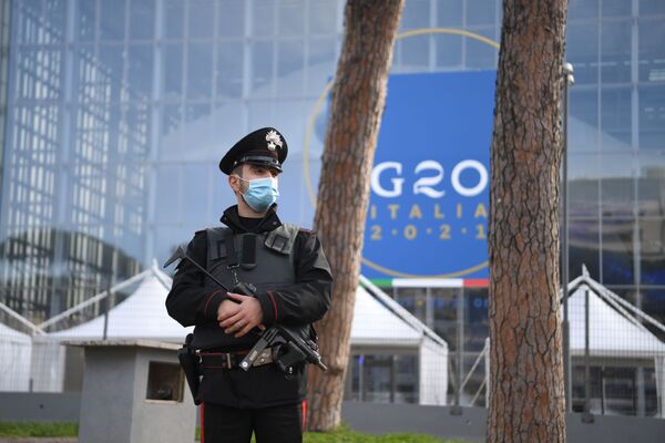 En outre, les dirigeants du G20 s’efforceront de trouver des solutions communes sur le climat.Sur la photo: un policier devant le centre de congrès de Rome, où se tiendra le sommet du G20. - Sputnik Afrique