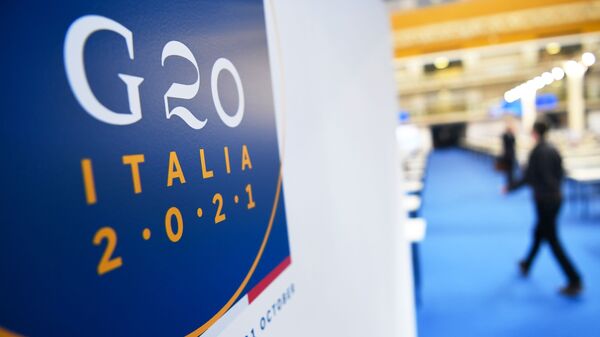 Баннер с символикой саммита Группы двадцати во Дворце конгрессов в Риме - Sputnik Afrique