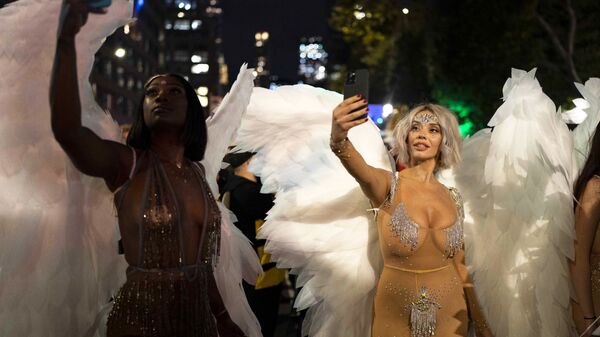 Участники парада в честь Хэллоуина в Нью-Йорке  - Sputnik Afrique