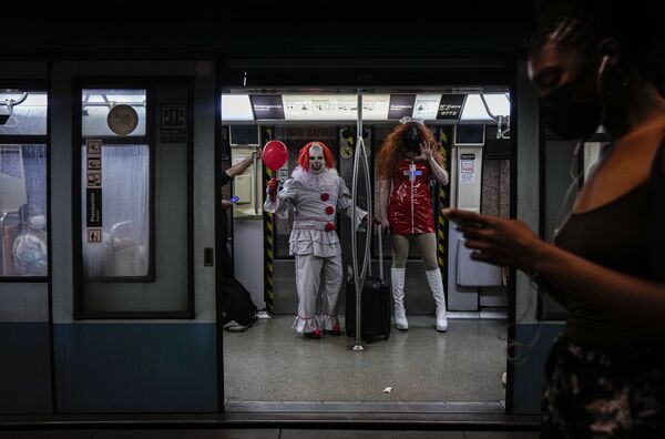 Des personnes fêtant Halloween dans une rame de métro à Santiago, au Chili. - Sputnik Afrique