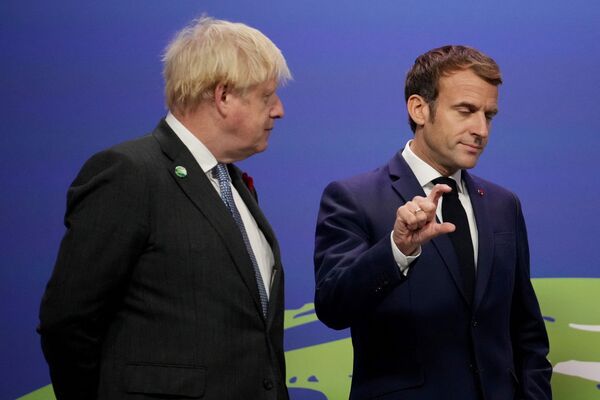 La 26e Conférence des Nations unies sur le climat s’est ouverte à Glasgow avec un an de retard après avoir été reportée en raison de la pandémie de coronavirus. Les 1er et 2 novembre, la conférence a accueilli un sommet au cours duquel quelque 120 chefs d’État et de gouvernement se sont exprimés sur les mesures prises dans leur pays et au niveau international pour lutter contre le changement climatique.Sur la photo: le Premier ministre britannique Boris Johnson et le Président français Emmanuel Macron lors de la COP26 à Glasgow. - Sputnik Afrique