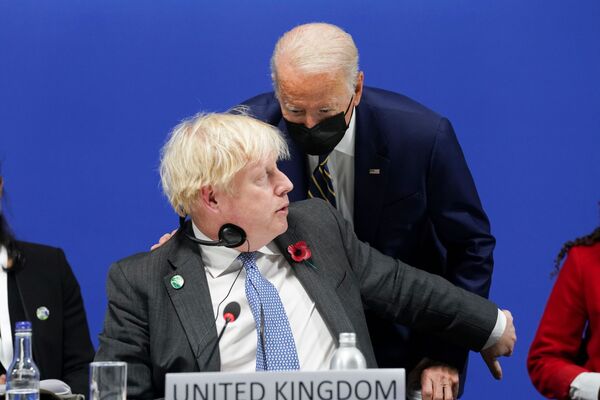 Boris Johnson et Joe Biden lors de la conférence de Glasgow. - Sputnik Afrique