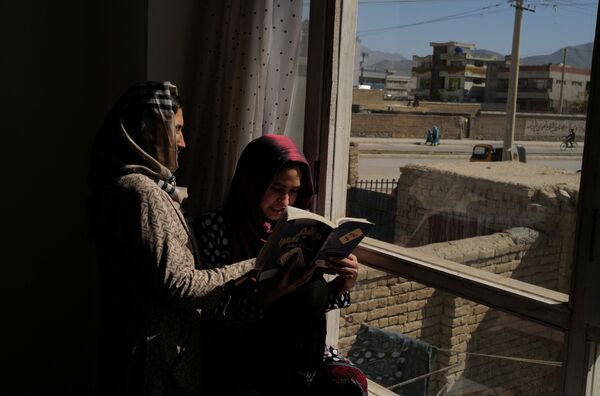 Les talibans*, qui sont revenus au pouvoir en Afghanistan, se sont empressés de dire que les femmes du pays seront respectées, mais &quot;dans les limites de la loi islamique&quot;.Sur la photo: Hawa, étudiante de 20 ans, qui a perdu la possibilité de faire des études universitaires après l&#x27;arrivée au pouvoir des talibans*, lit un livre avec sa jeune sœur dans sa maison à Kaboul. - Sputnik Afrique