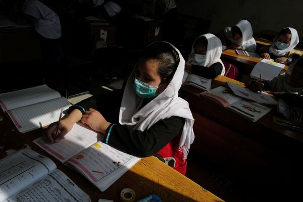 Les écoles secondaires en Afghanistan accueillent des élèves âgés de 13 à 18 ans. Dans la plupart d&#x27;entre elles, les classes sont séparées.Sur la photo: Hadia, 10 ans, élève de quatrième année d’une école primaire de Kaboul, en classe. - Sputnik Afrique