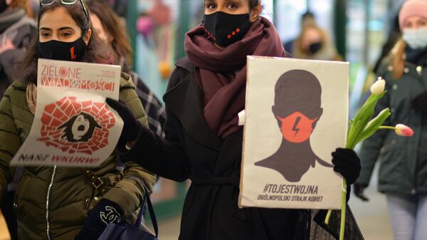 Des manifestantes contre la législation anti-IVG en Pologne, à Varsovie, le 8 mars 2021 - Sputnik Afrique