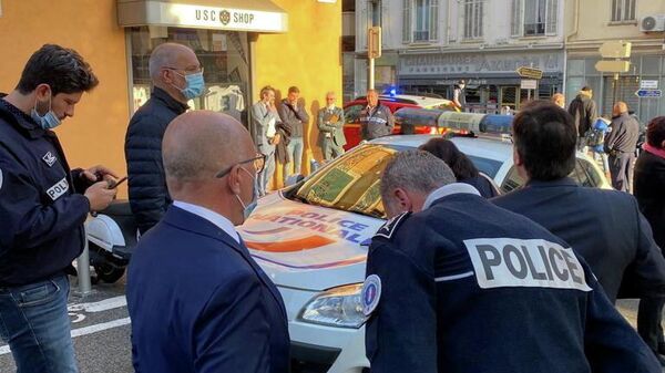Éric Ciotti sur les lieux d'une attaque au couteau contre des policiers à Cannes, le 8 novembre 2021 - Sputnik Afrique