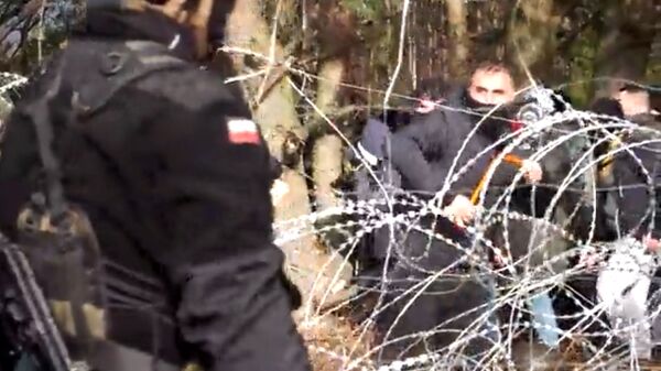 La police et les gardes-frontières polonais bloquent des migrants  - Sputnik Afrique