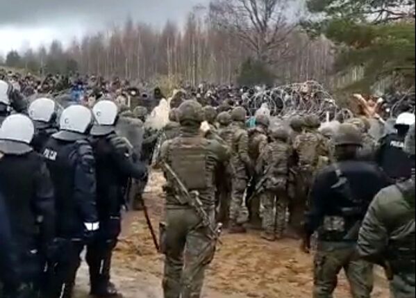Le Président polonais a décrété l’état d’urgence sur les territoires limitrophes de la Biélorussie. Plus de 12.000 soldats polonais ont été déployés à la frontière. Ils ont déjà utilisé des gaz lacrymogènes. - Sputnik Afrique