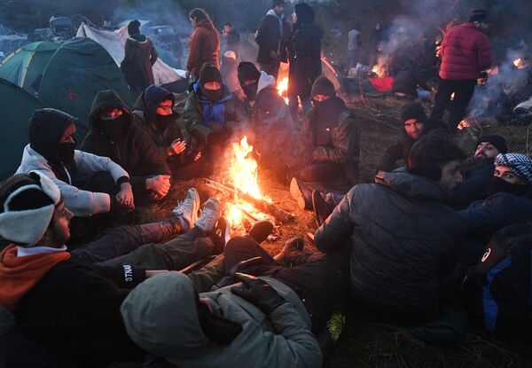 Lundi soir, des migrants ont installé un camp près de la frontière. Selon les autorités polonaises, il pourrait y avoir entre 2.000 et 3.000 personnes à proximité immédiate de la frontière. - Sputnik Afrique