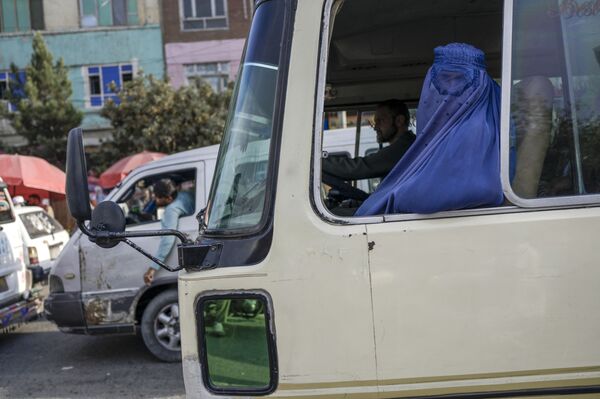 Avec l’arrivée des talibans* au pouvoir en Afghanistan, le sort des femmes afghanes s’est davantage détérioré. Les filles de plus de 13 ans n’ont pas le droit d’aller à l’école. Les femmes ont été exclues de l’enseignement supérieur, de l’emploi et du sport. Elles ne sont pas non plus autorisées à sortir sans un hijab couvrant leurs cheveux. Elles sont également contraintes de porter la burqa, un long vêtement qui couvre la tête et le haut du corps et qui comporte un grillage devant les yeux.Sur la photo: une femme dans un bus à Kaboul, août 2021. - Sputnik Afrique