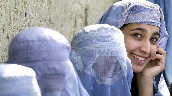 Женщины в бурках во время раздачи продуктов в Кабуле - Sputnik Afrique
