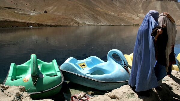 Женщины в бурках у озера Band-e-Amir в Афганистане  - Sputnik Afrique