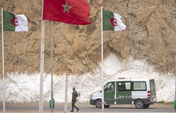 Les différends entre l’Algérie, qui soutient l’indépendance du Sahara occidental, et le Maroc, qui le considère comme son territoire, se poursuivent sous une forme ou une autre sans toutefois dégénérer en affrontements ouverts.Sur la photo: des gardes-frontières algériens patrouillent la frontière fermée. - Sputnik Afrique