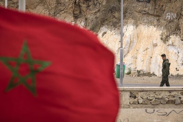 L’Algérie a également coupé les approvisionnements en gaz et fermé son espace aérien aux avions marocains.Sur la photo: un garde-frontière algérien patrouille la frontière fermée. - Sputnik Afrique