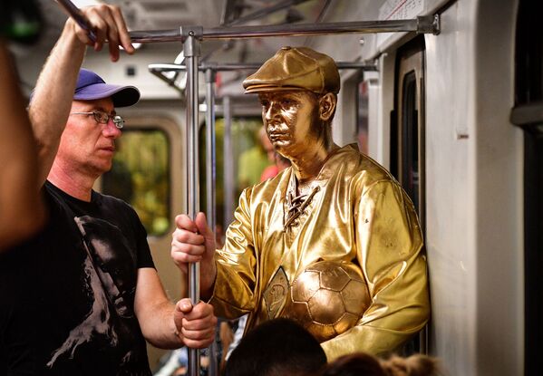 Un artiste de rue représentant une statue du célèbre gardien de but Lev Yachine dans le métro de Moscou. - Sputnik Afrique