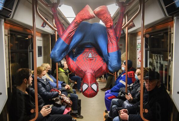 Le blogueur russe Oustarkhan Bekmourzaev, déguisé en Spiderman, dans le métro à Moscou. - Sputnik Afrique