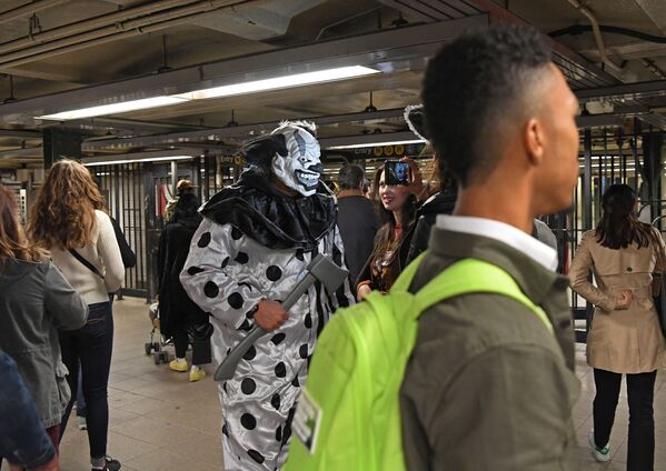 Un homme déguisé en clown effrayant dans le métro de New York pendant le défilé d&#x27;Halloween. - Sputnik Afrique