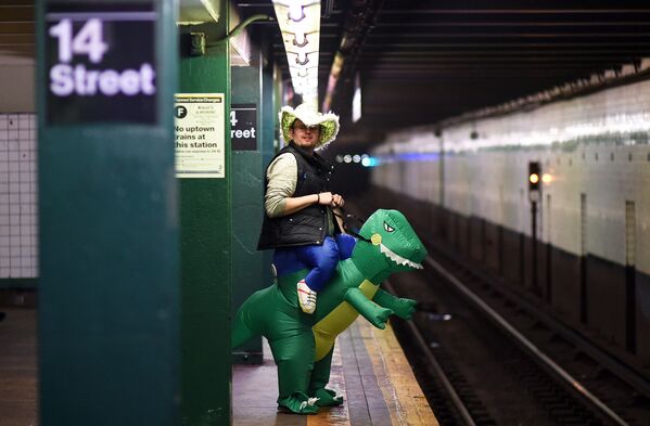 Un passager du métro de New York pendant les festivités d&#x27;Halloween. - Sputnik Afrique