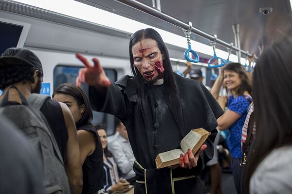 Un participant à la marche annuelle des zombies pour le jour des morts dans le métro de Rio de Janeiro. - Sputnik Afrique