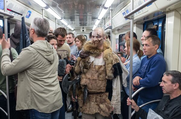 Des personnages de la série Game of Thrones lors d&#x27;un événement dans le métro de Moscou. - Sputnik Afrique