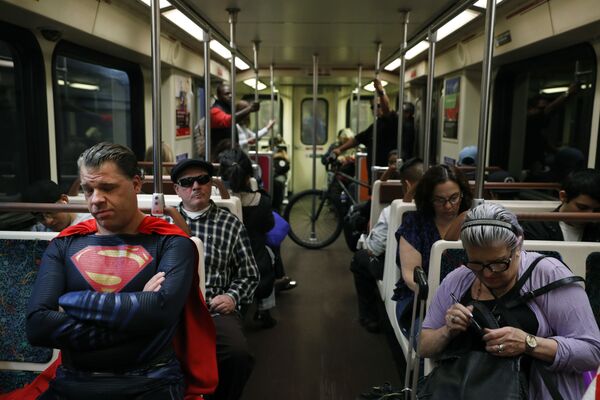 Un homme en costume de Superman dans le métro de Los Angeles. - Sputnik Afrique