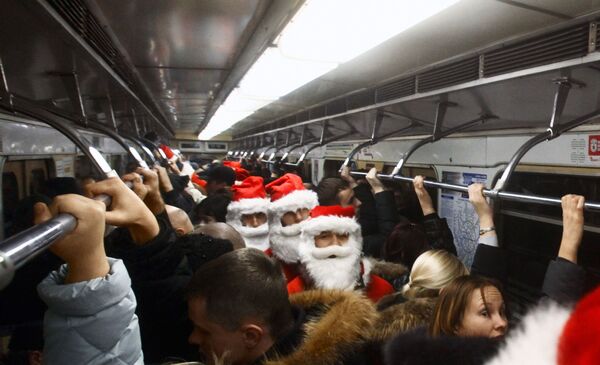 Des participants à un événement à la veille de Noël dans le métro de Moscou. - Sputnik Afrique