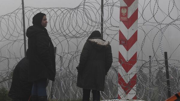 Des migrants à la frontière biélorusso-polonaise - Sputnik Afrique