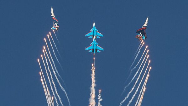 Российская пилотажная группа Русские витязи во время выступления в летной программе Dubai Airshow 2021 - Sputnik Afrique