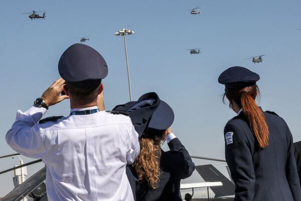 Le Dubai Airshow est l’un des salons aériens les plus réputés au monde, avec Le Bourget en France, l’ILA Berlin Air Show en Allemagne, le salon britannique de Farnborough, le MAKS en Russie, etc.Sur la photo: des militaires israéliens regardent la prestation des hélicoptères lors du Dubai Airshow 2021. - Sputnik Afrique