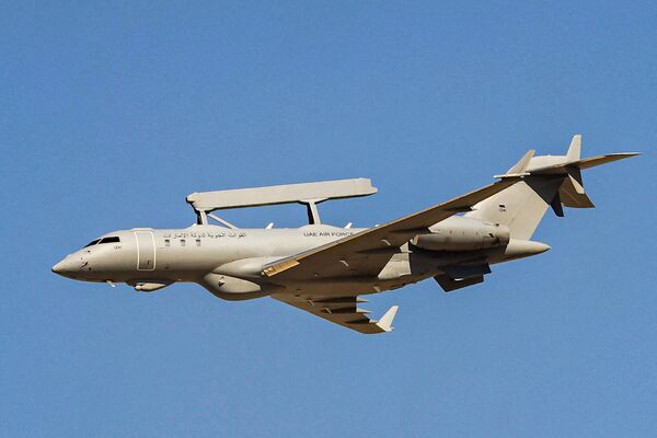 Un avion de surveillance et de reconnaissance Saab Global 6000 Globaleye de l’armée de l’air des Emirats arabes unis se produit au salon aéronautique de Dubaï 2021. - Sputnik Afrique