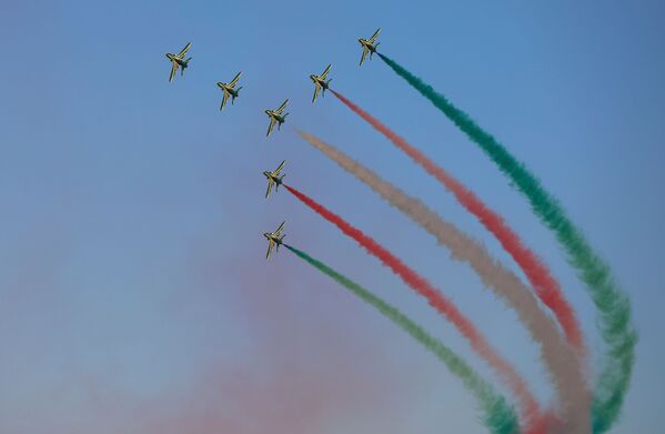 Le salon aéronautique de Dubaï 2021 se déroule jusqu’au 18 novembre.Sur la photo: l’équipe de voltige Saudi Hawks de l’armée de l’air royale saoudienne lors du Dubai Airshow 2021. - Sputnik Afrique