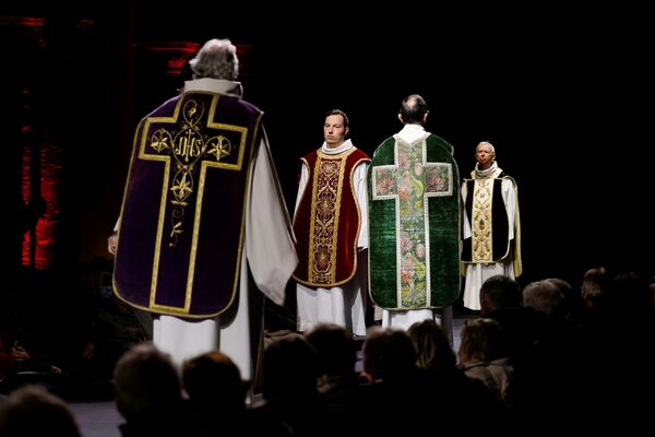 La Belgique accueille un défilé d’habits sacerdotaux. Des vêtements de toutes les époques sont présentés sur un podium dans la cathédrale de Tournai. - Sputnik Afrique