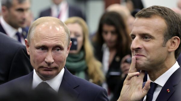 Vladimir Poutine et Emmanuel Macron au forum économique de Saint-Pétersbourg 2018 (archive photo) - Sputnik Afrique
