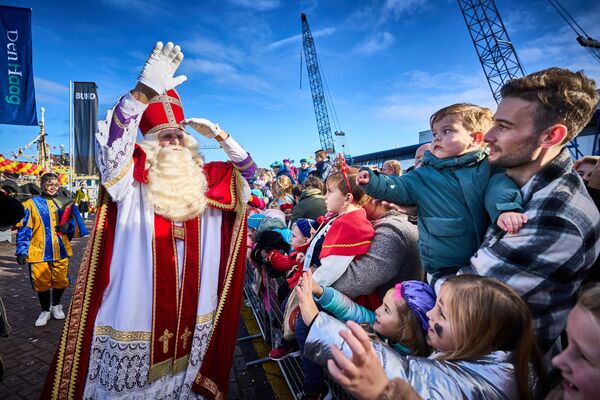 Accueil de Sinterklaas, le Père Noël néerlandais, au port de Scheveningen à La Haye. - Sputnik Afrique