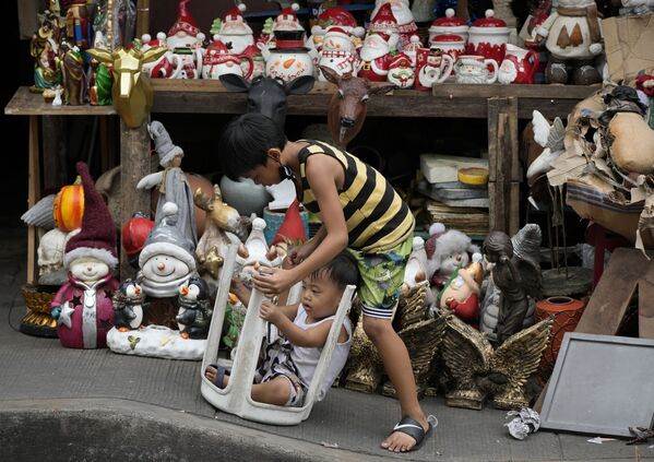 Vente de décorations de Noël dans une rue de Manille, aux Philippines. - Sputnik Afrique