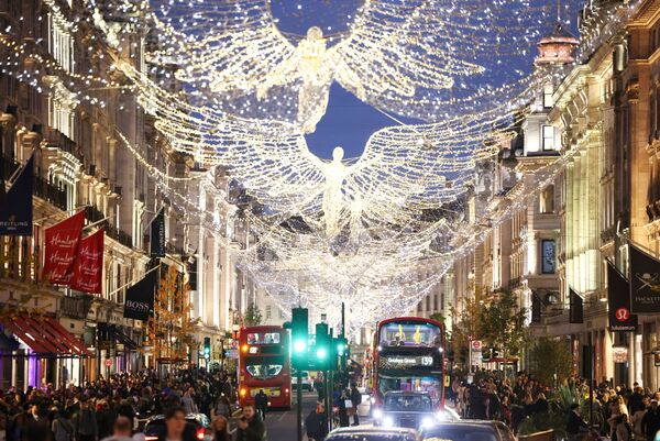 Regent Street, décorée pour Noël, à Londres. - Sputnik Afrique